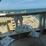 с изглед към морето в ла мер Apartment *