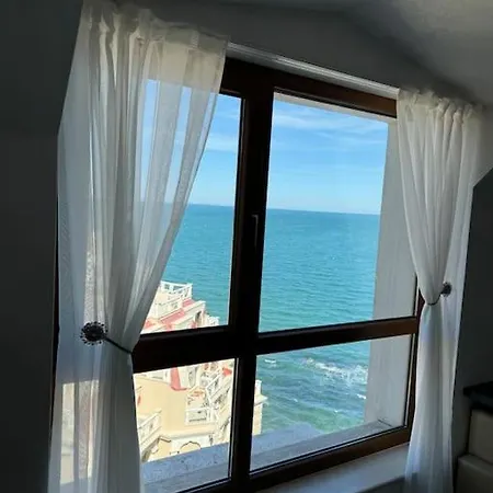 с изглед към морето в ла мер Altın Kumlar