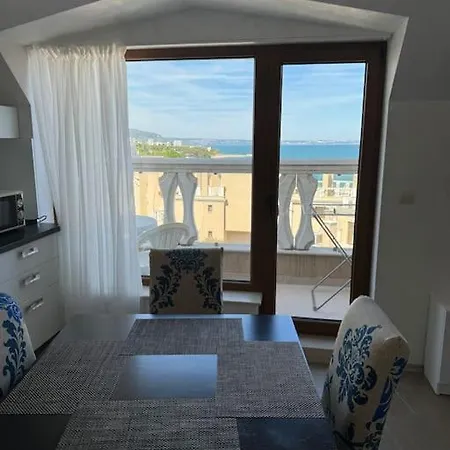 с изглед към морето в ла мер * Złote Piaski