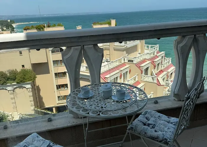 с изглед към морето в ла мер Apartment *